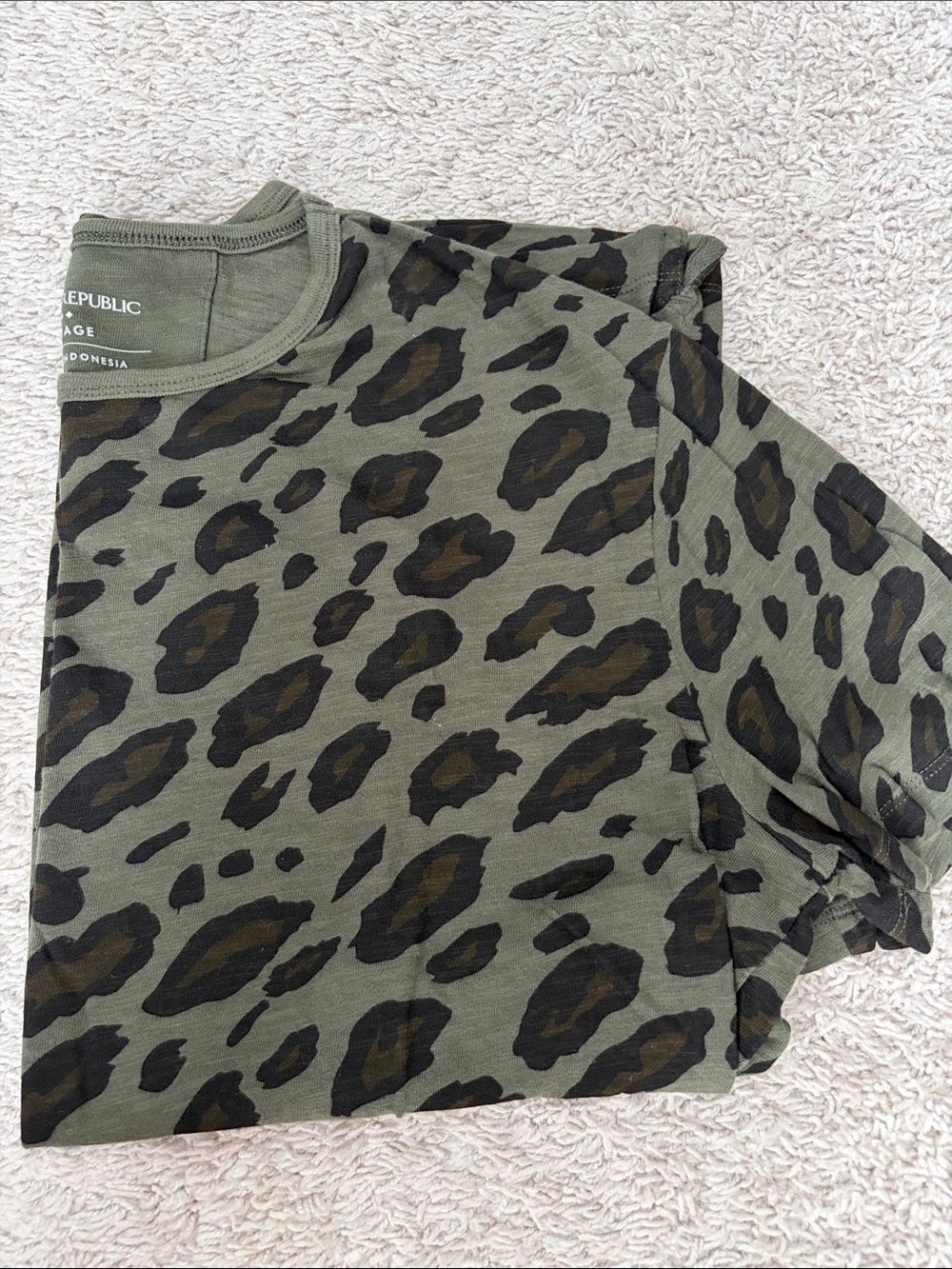 Men’s Banana Republic Olive Green and Black Leopard Short Sleeve Tee